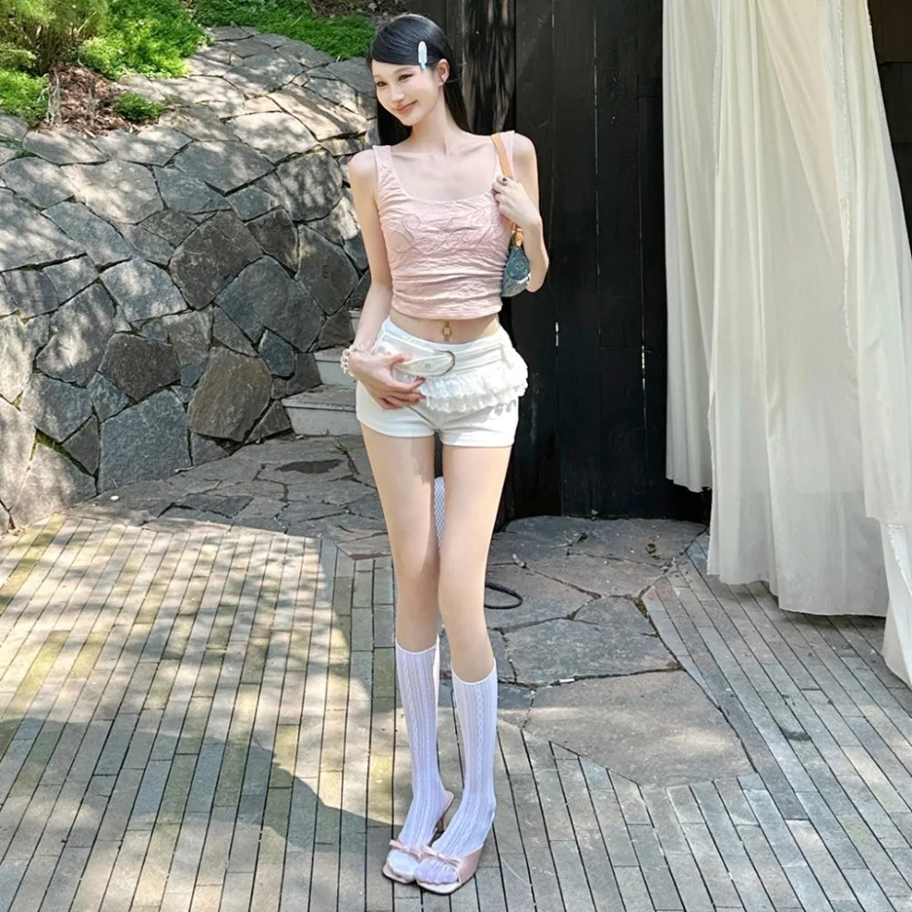 ชุดเซ็ต 2 ชิ้น สไตล์ Y2K สำหรับผู้หญิง เสื้อกล้ามคอกลมพิมพ์ลายตัวอักษรโชว์เอว + กางเกงขาสั้นระบาย ชุดแฟชั่นสตรีทสไตล์หวานๆ สำหรับสาวๆ