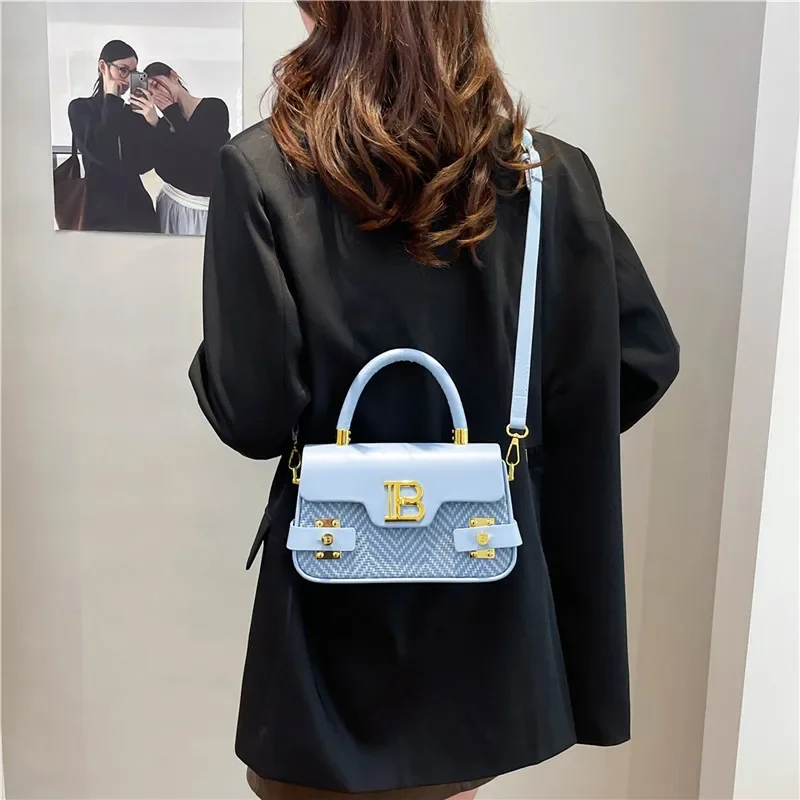 

Unique Letter Logo Crossbody Purse Bag In Stylish Vintage Look For Fashionable Women Daily Use