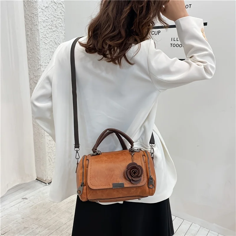Tas Tangan Boston Vintage Besar - Tas Selempang PU Warna Solid dengan Penutup Ritsleting, dan Liontin Bunga - Sempurna untuk Penggunaan Sekali Saja