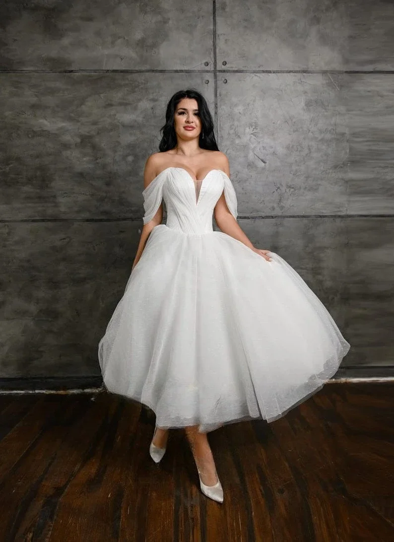 

Простые свадебные платья Блестящее платье длиной до пола Короткие свадебные платья с корсетом с открытыми плечами Скромное свадебное платье на заказ