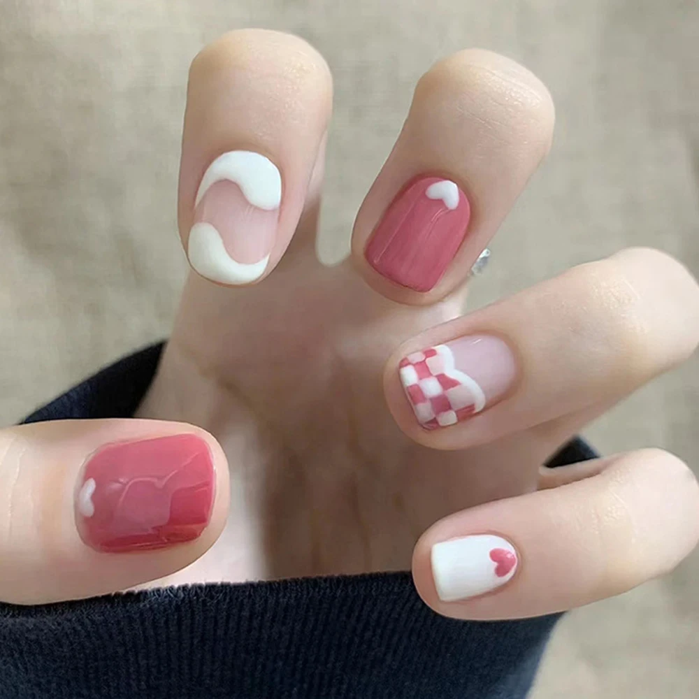 Women's Press On Nails Heart Checkerboard Design Cute Short False Nails for Daily Party Wear Reusable Manicure Kit