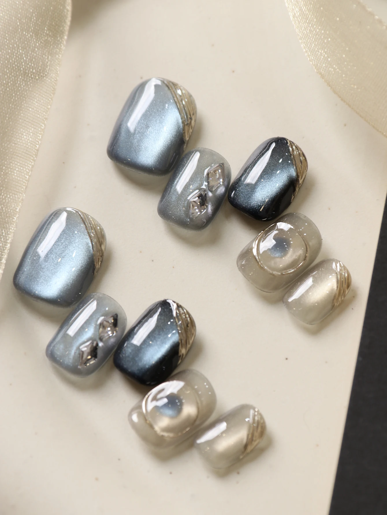 10 Stück Aufklebenägel, Kurze Blaue Katzenaugen-Goldene Aufklebenägel, Künstliche Nägel, Enthält 1 Blatt Klebestreifen & 1 Stück Mini-Feile