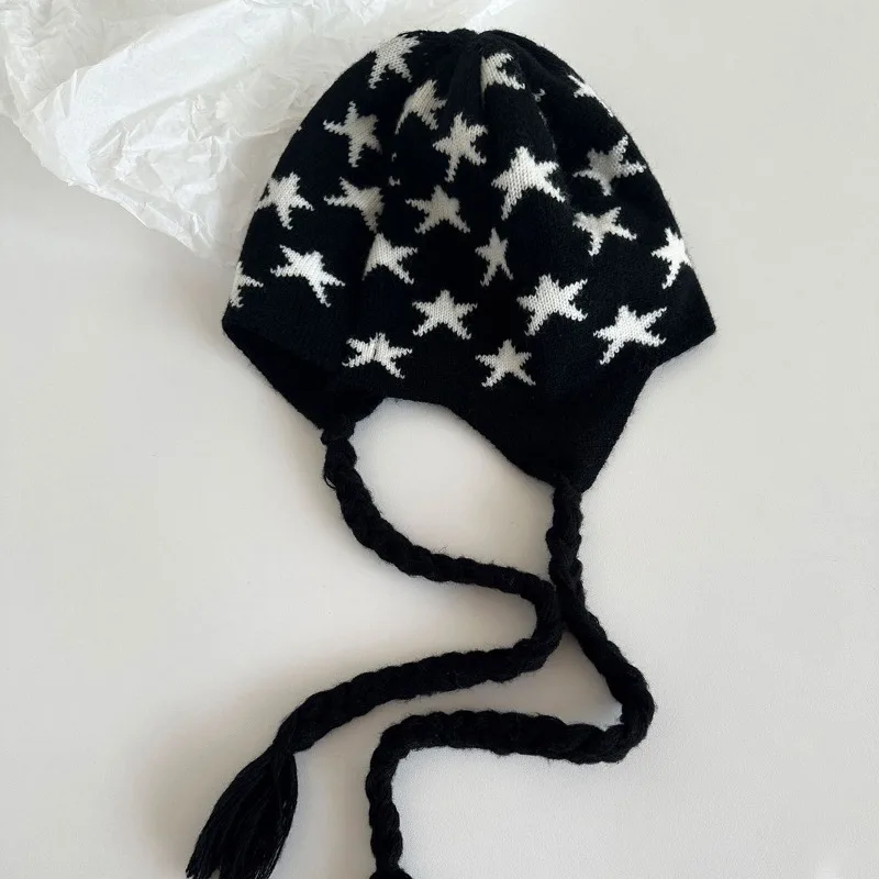 Niche Schwarz-Weißer Stern-Jacquard-Pullover-Strickhut für Damen, Winter-Wärmekappe mit Ohrenschutz, vielseitige Bombermütze – Detail 5