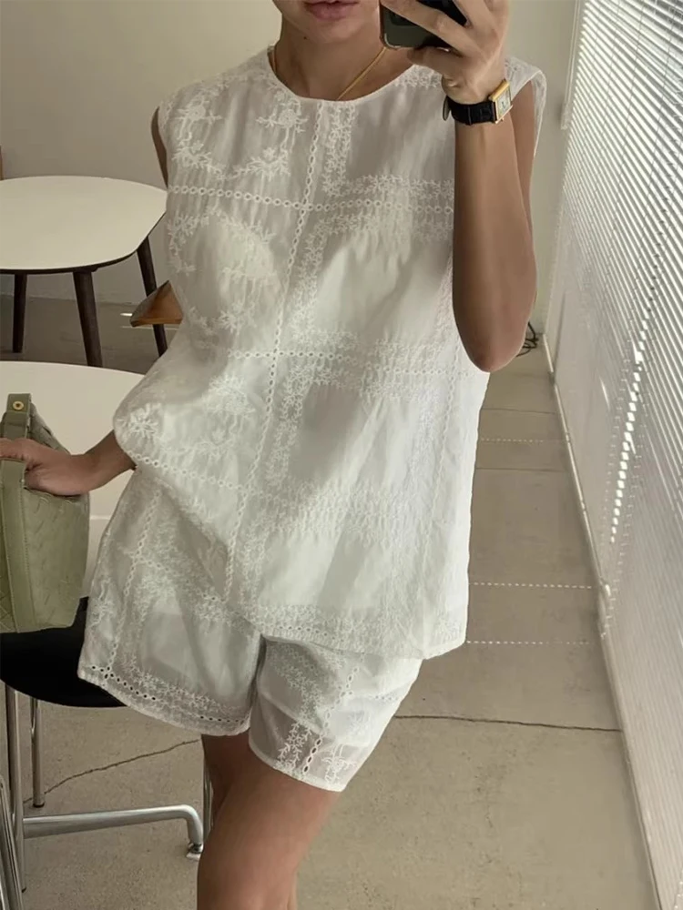 Conjunto F de Verão Novo Vintage com Top Sem Mangas Bordado em Flor e Calças Curtas de Cintura Alta com Pernas Largas