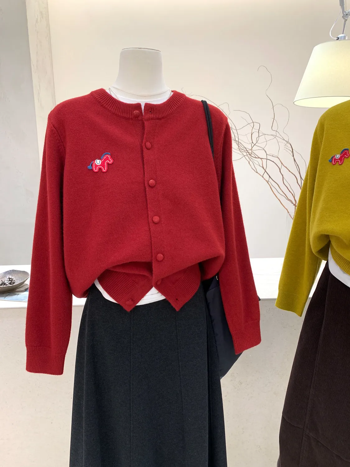 

Красный вязаный кардиган с вышивкой, женский повседневный универсальный свитер для весны и осени, модная новогодняя одежда