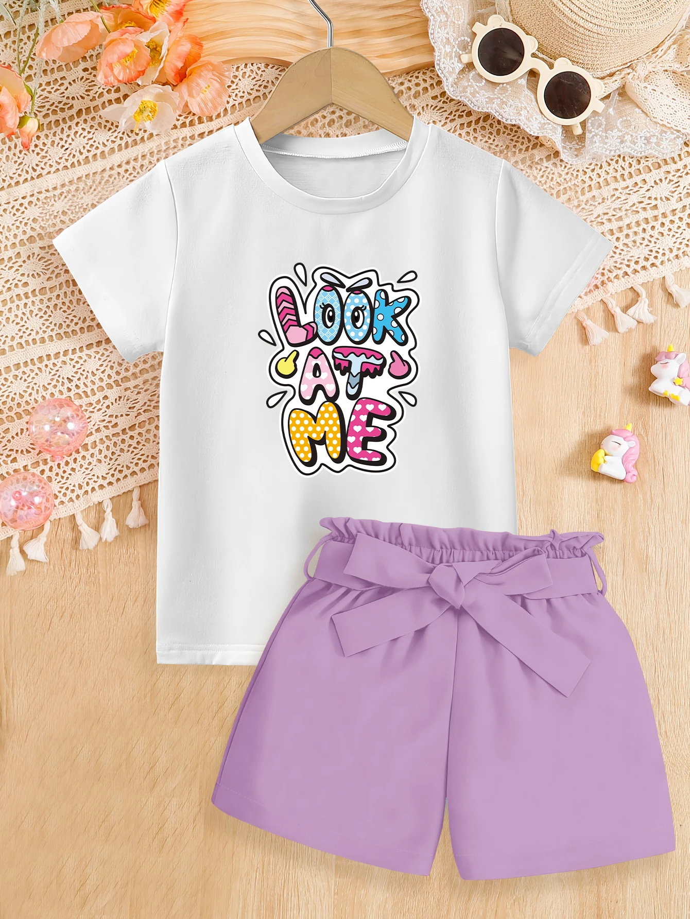 

Комплект из 2 предметов: летний комплект для девочек, футболка с милым мультяшным принтом в виде английских глазок, тканевые шорты с бантом