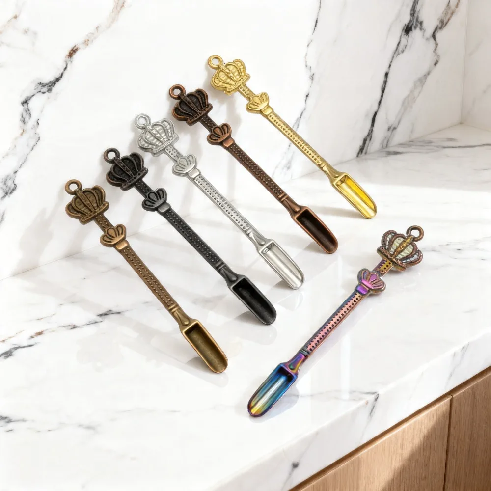 20Pcs Trendy Key Ring Crown Metal Cigarette Paste Shovel Keychain with Cool Charm, Decorative Accessory for Bag & Backpacks Gift