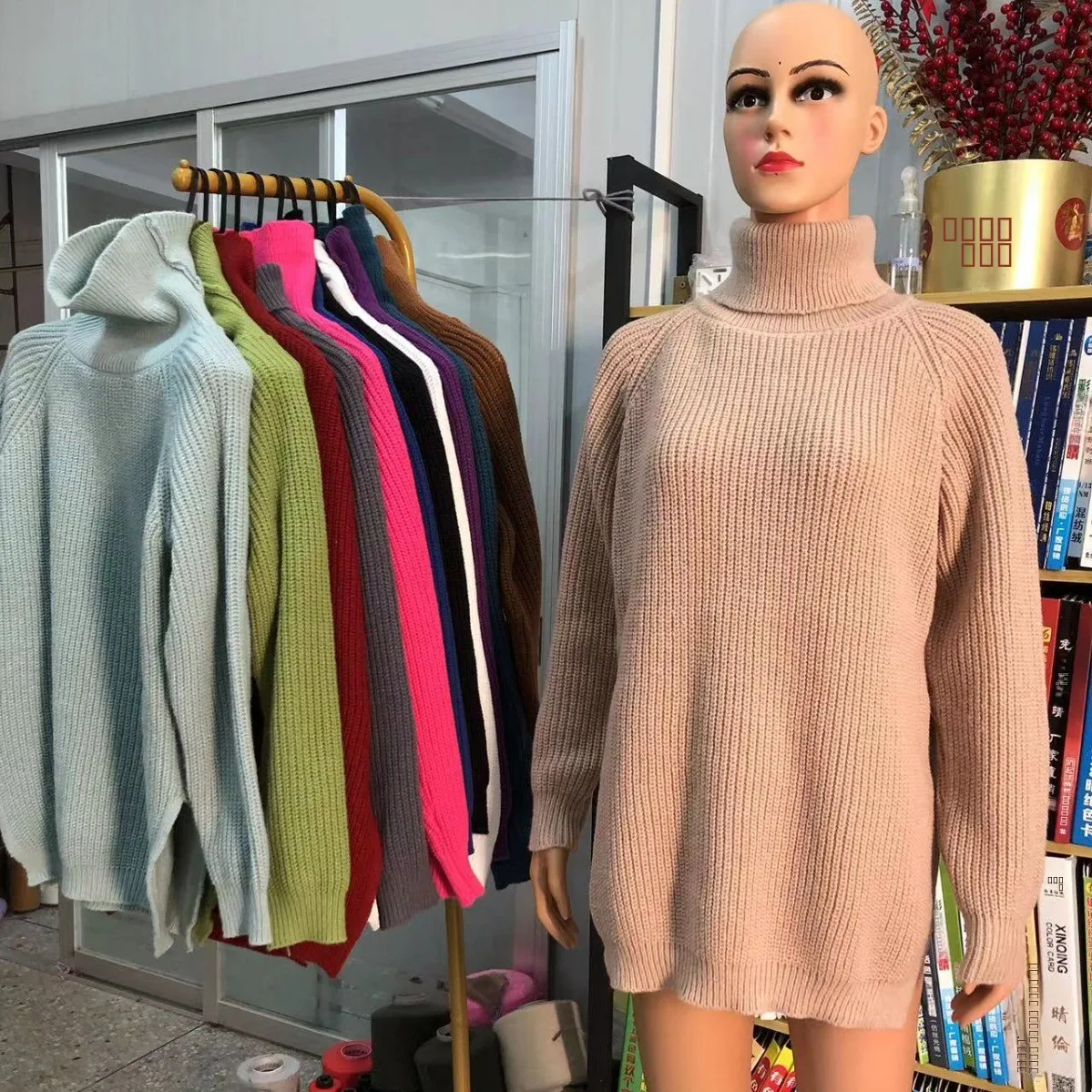 

Осенне-зимний мягкий вязаный свитер с высоким воротником для женщин, удобный, средней длины, с вставкой на плече, высоким отложным воротником и разрезом