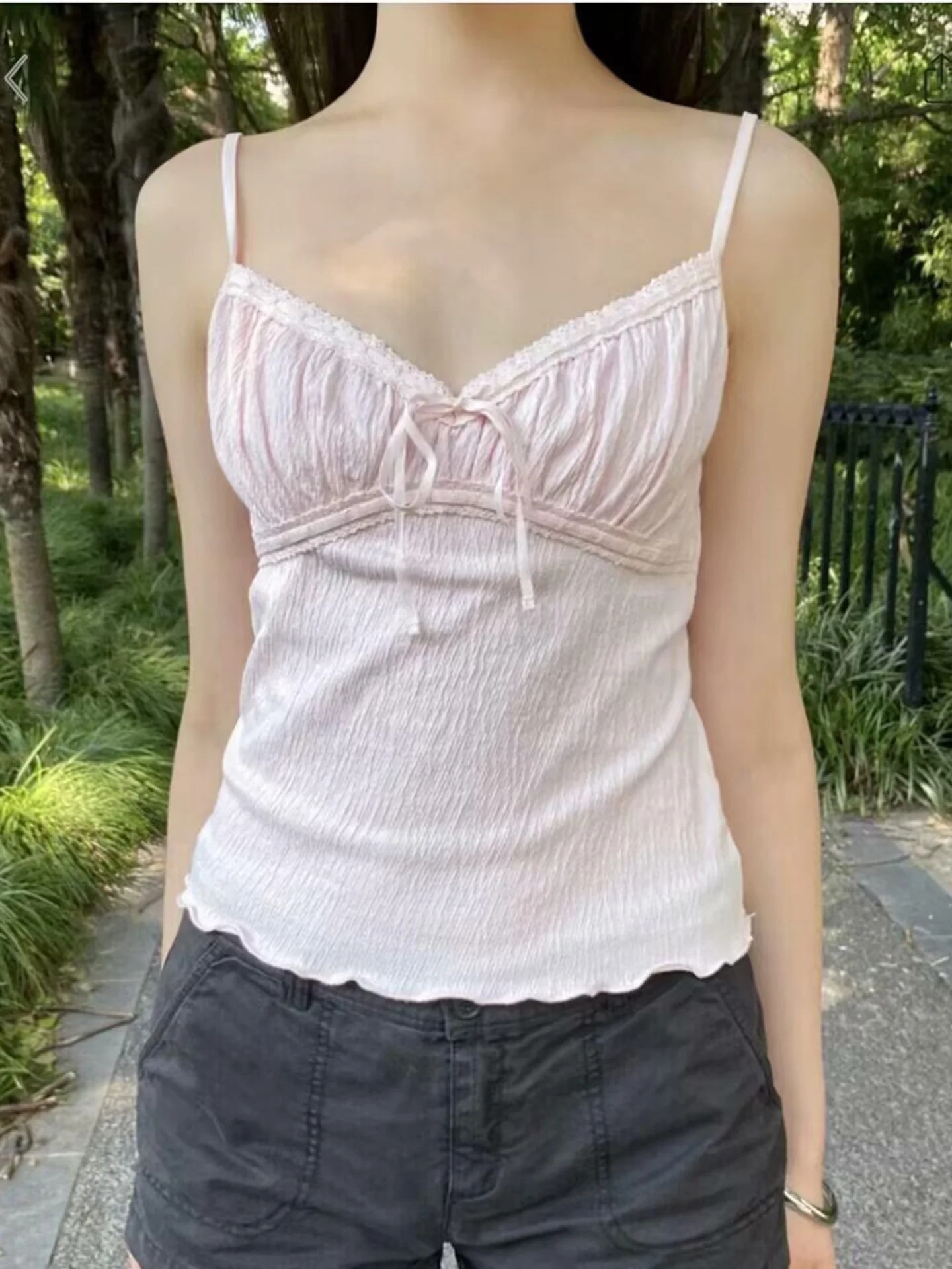 Amerykańska bluzka z falbankami, różowa koronka, wiązana w talii kamizelka Brandygirl, do pracy, dopasowany krój, bawełna, kolor