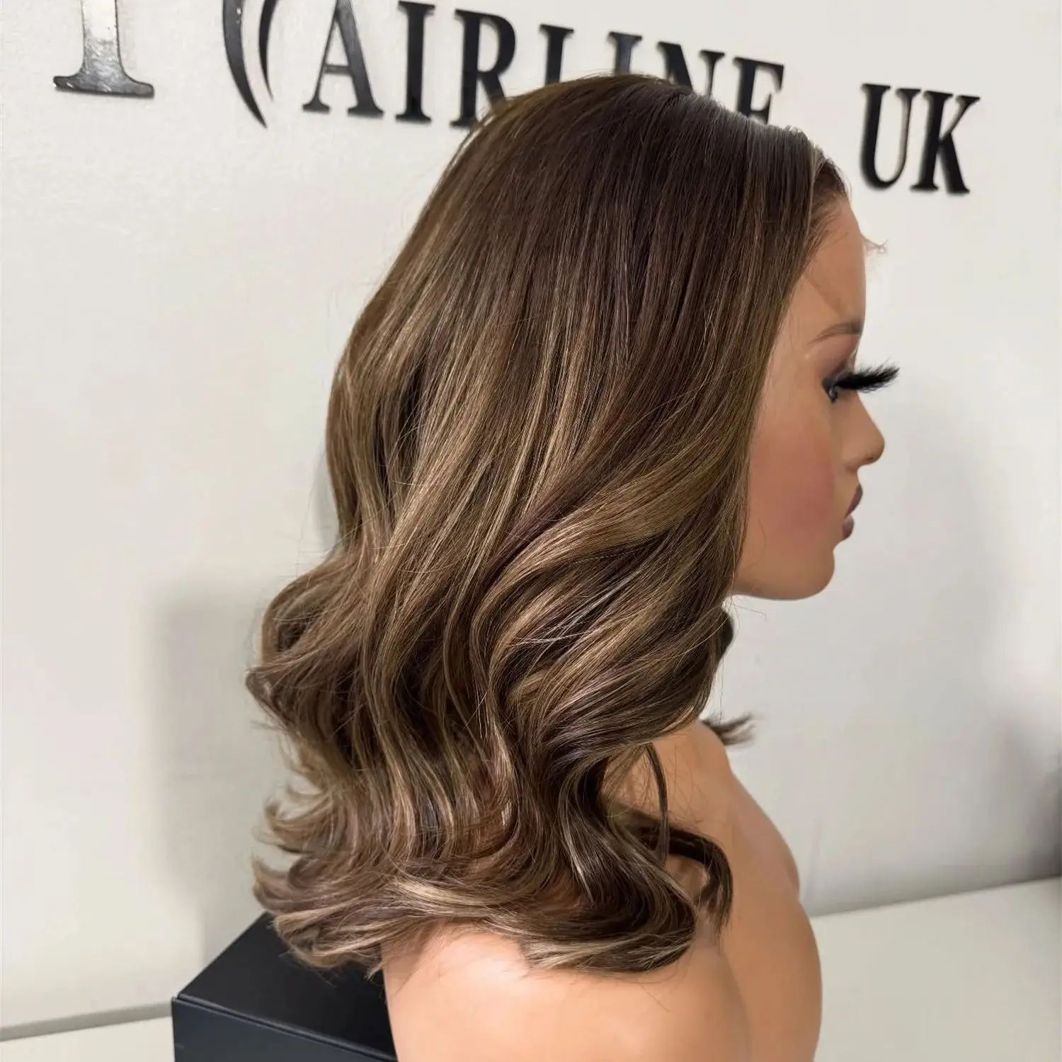 

Short Bob Hair Body Wave Middle Parting Natural Synthetic Wig Blonde Balayage Realistic Look Hairline Trendy Wigs for Women 12“