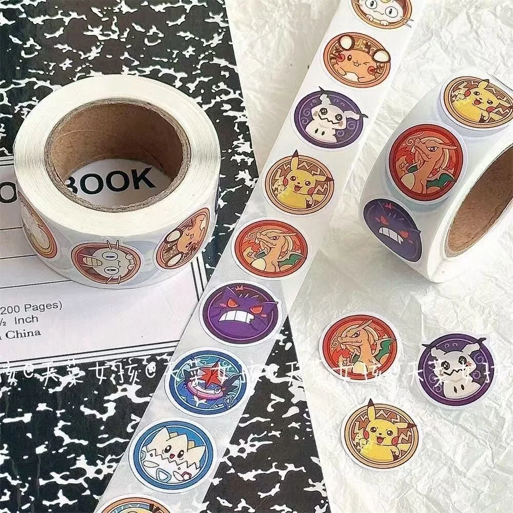 500PCS 애니메이션 귀여운 포켓몬 스티커 Kawaii Pikachu Charizard 라운드 인감 스티커 롤 스티커 낙서 수하물 스티커 완구