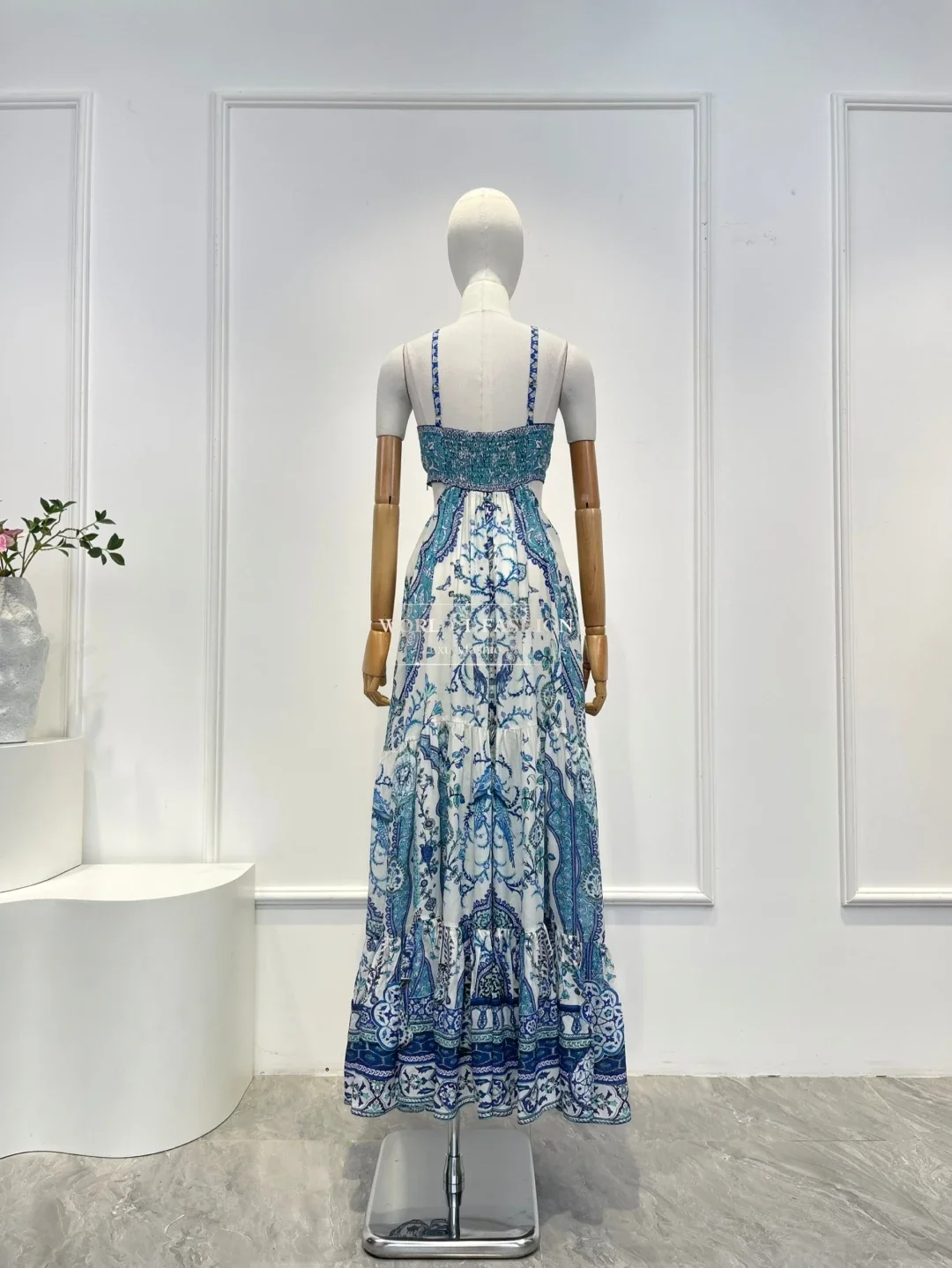 Vestido midi con cuello halter y cintura recortada sin mangas con estampado floral azul de seda de alta calidad para vacaciones