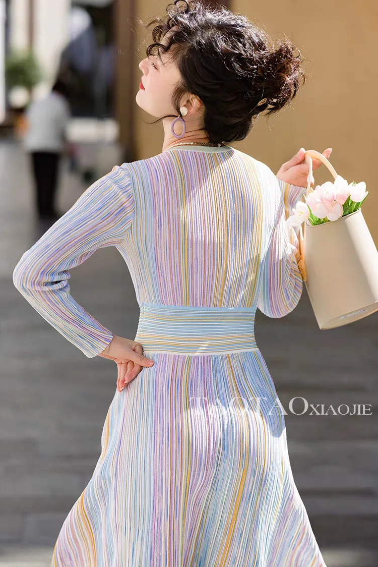Pastellfarbenes Regenbogen-Gestreiftes Geripptes Strickkleid mit Überschnitt-V-Ausschnitt und Taillenbetonung, Dehnbares Wickelkleid, Romantisch-Chic, Trendig für Alltag und Dates – Detail 8