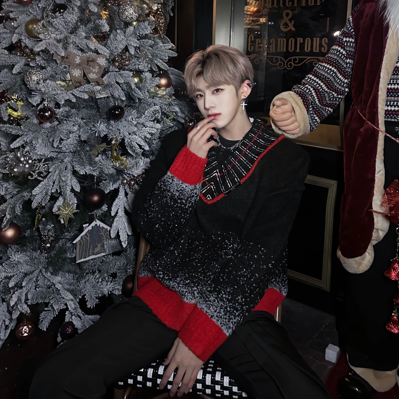 男性のクリスマスの雰囲気ニットVネックプルオーバー、長袖セーター、お祝いの服、トレンディな男性のトップス、対照的な色、冬