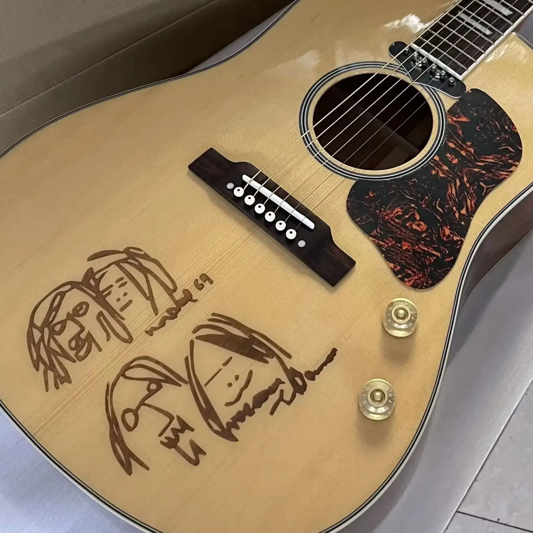 Professional J Series Acoustic Guitar with 6 Strings, Protective Panel and Printed Design, Suitable for Beginners and Professionals