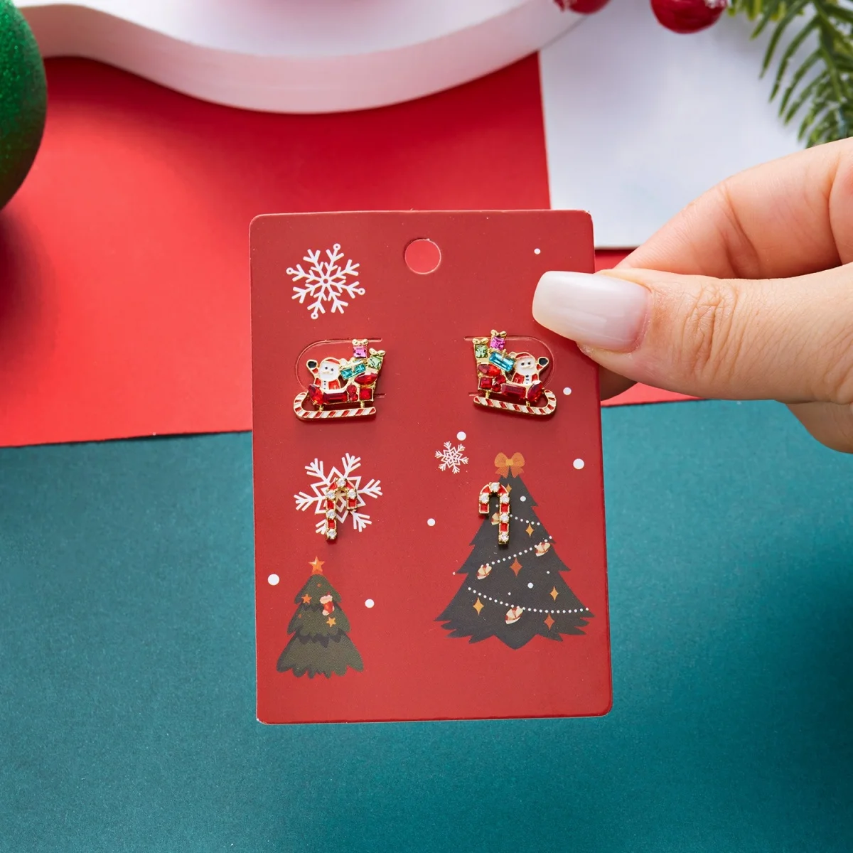 2 Paar/Set Weihnachtsbaum-Schleifen-Hirsch-Ohrstecker für Damen, niedliche Lebkuchenmann-Weihnachtsmann-Schlitten-Krücken-Ohrringe, Schmuck – Detail 27