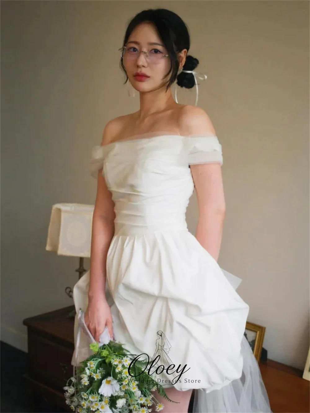 OLOEY 2026 Customized Cute Off The Shoulder Bridal Gown A-Line Pleat Mini Korea Wedding Dress Photo Shoot Lawn Wedding 웨딩드레스