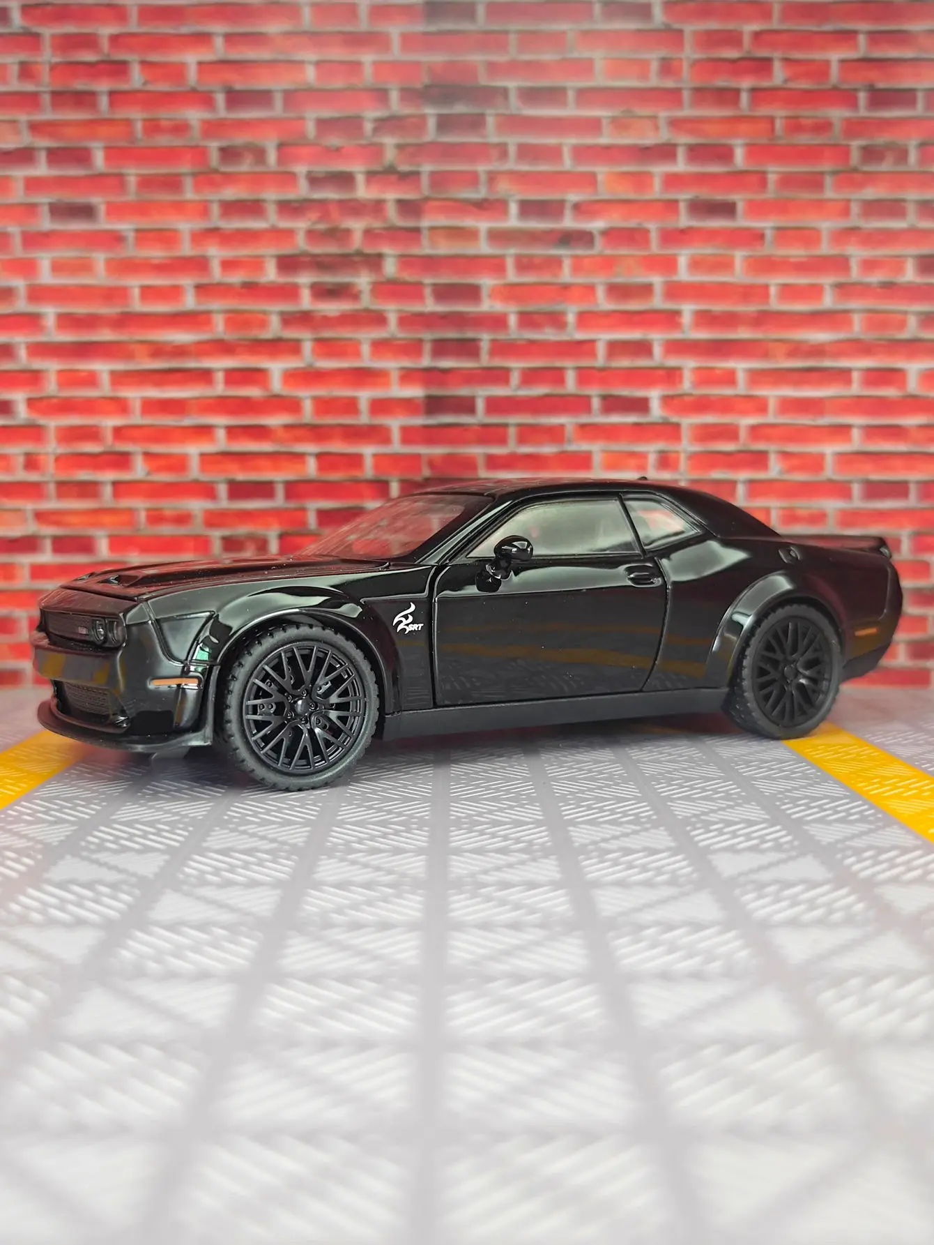 Colección de adornos de coche de aleación SRT 1:32, acústico-óptico, modelo superrunning para niños, regalos, mano de obra fina