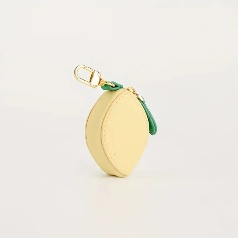 محفظة فواكه بتصميم ساحر على شكل فاكهة مع سلسلة مفاتيح ومحفظة صغيرة الحجم على شكل فراولة ومحفظة للعملات المعدنية هدية للنساء