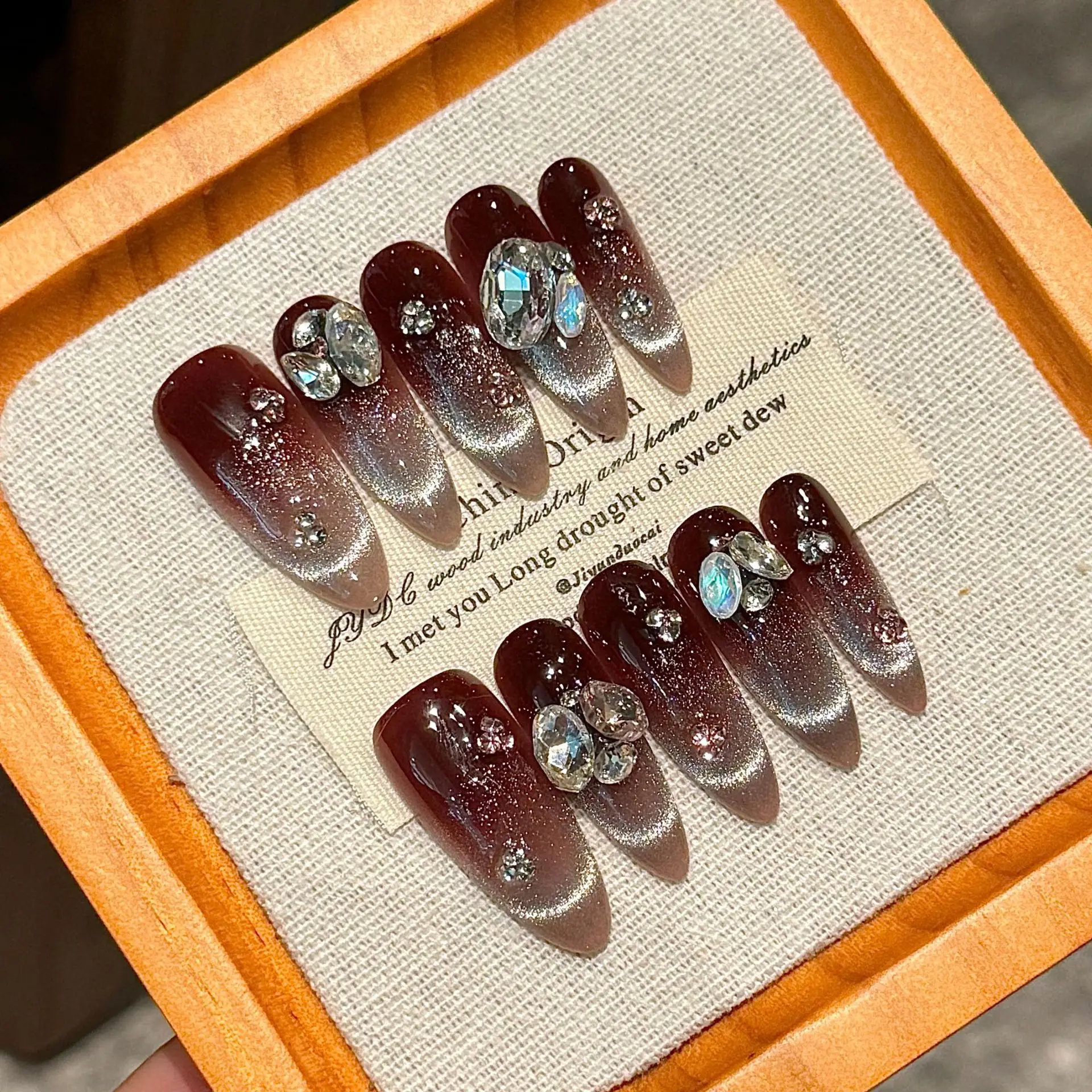 Handmade Almond Autumn Fake Nails Flash Diamond Decor Press On Acyrlic Nails Red Brown Gradient Long Cat's Eye French False Nail