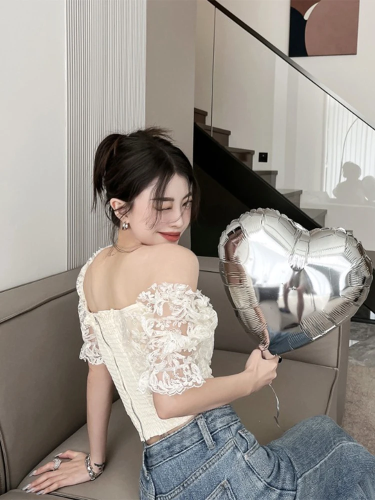 Csas Fenas de Manga Curta com Renda Bordada e Recortes, Estilo Verão 2025, Novo Estilo, Top Slimming e Trendy, Estilo ...