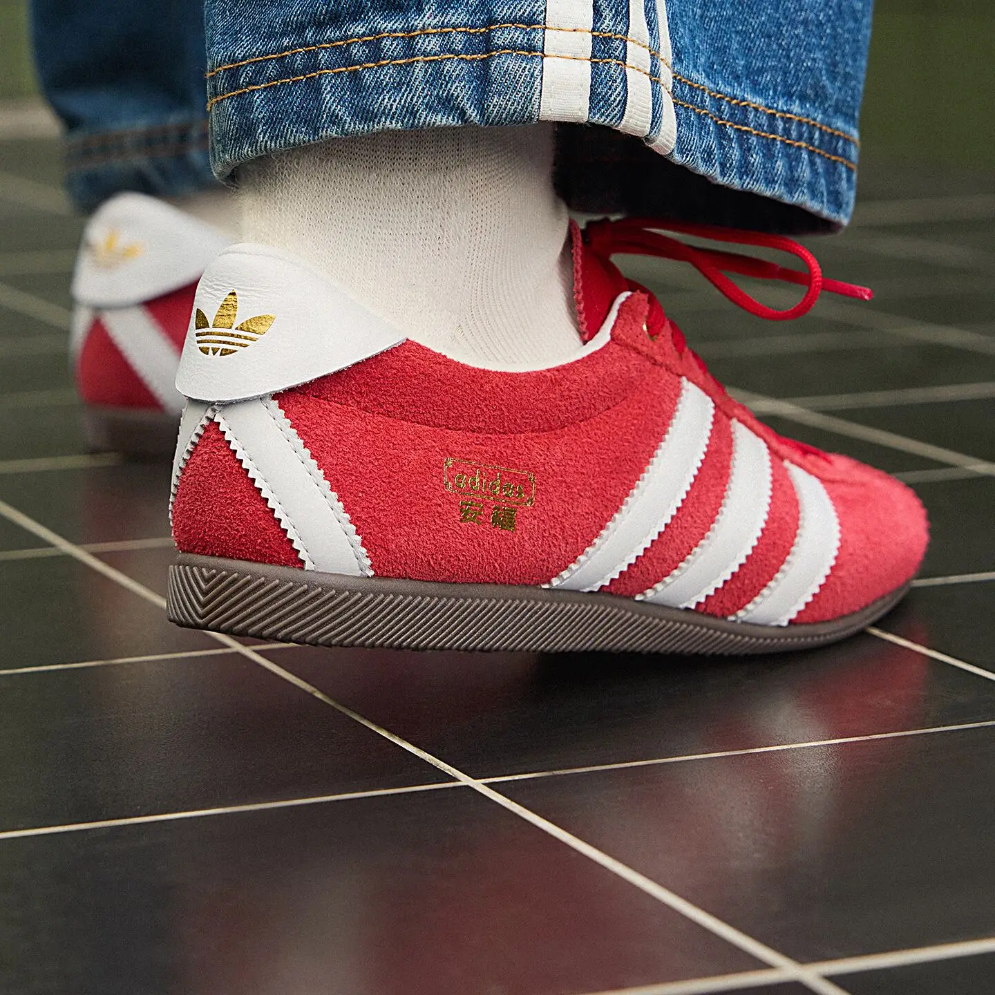 Womens Casual Sneakers KJ3957 Light Scarlet White Narrow Fit Premium Leather Overlays Lace Up Low Top Flat Sole Gum Rubber Outso