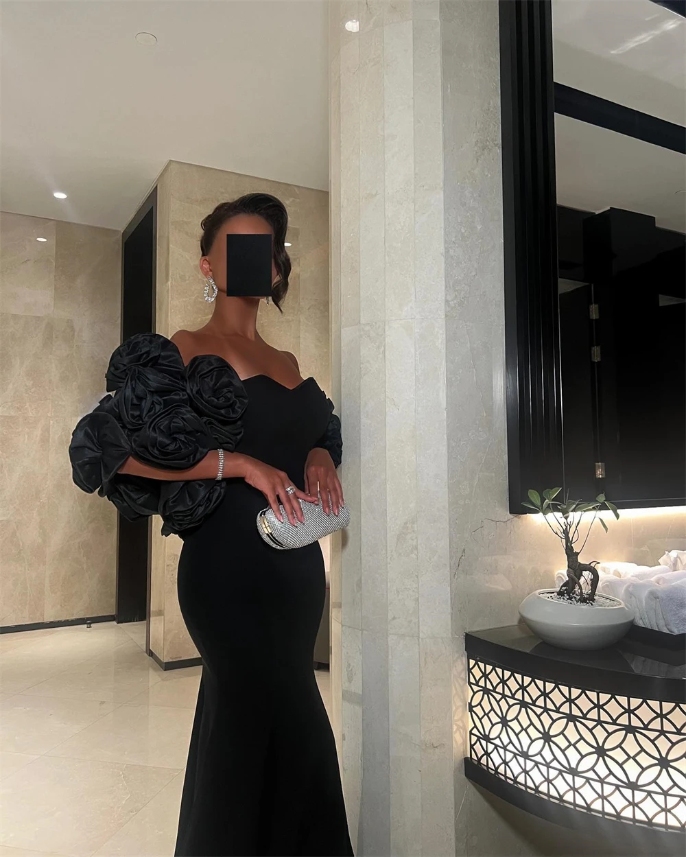 Классическое вечернее платье из черного джерси без бретелек со съемными рукавами по индивидуальному заказу E с скользящим шлейфом и цветами с рюшами для особых случаев