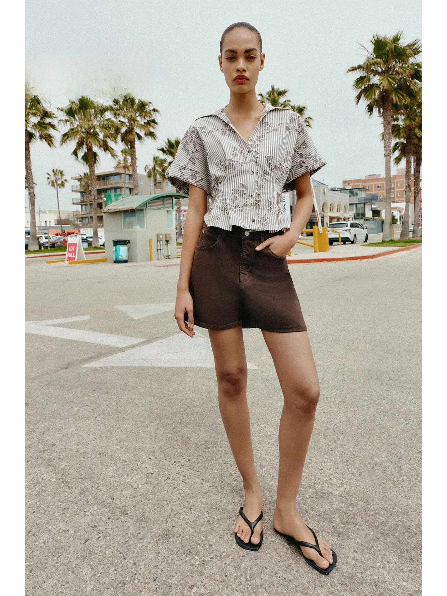 

Повседневная женская блузка с V-образным вырезом, вышивкой и декором из бисера, укороченная, с эффектом утяжки на талии, для работы, отдыха и отпуска, модель 3103670