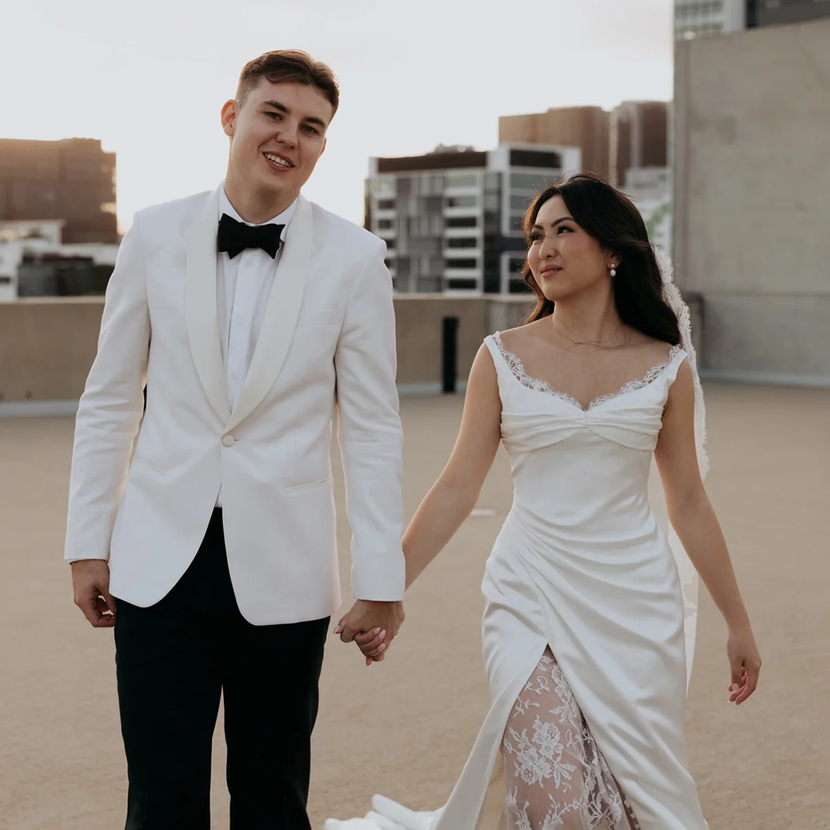 Maßgeschneidertes Vintage-Hochzeitskleid mit hohem Schlitz und Spitze, gerüscht, Etui-Satin, tief ausgeschnittene Schultergurte, ärmellose Sanduhr-Brautkleider