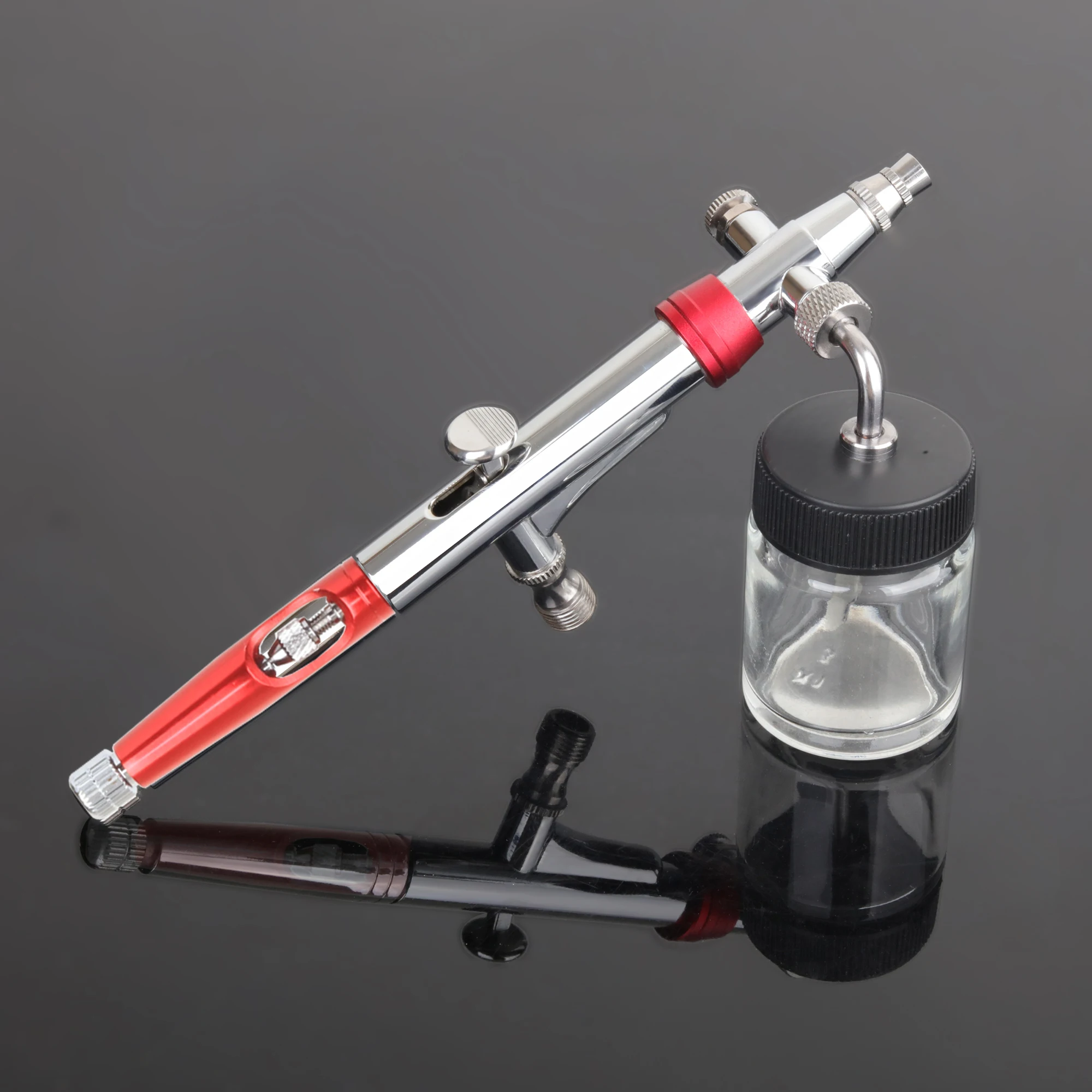 Pena Airbrush memiliki cangkir yang dapat diputar 360 derajat yang mendukung semua posisi berbeda dari sikat udara, termasuk gravitasi, samping, dan s