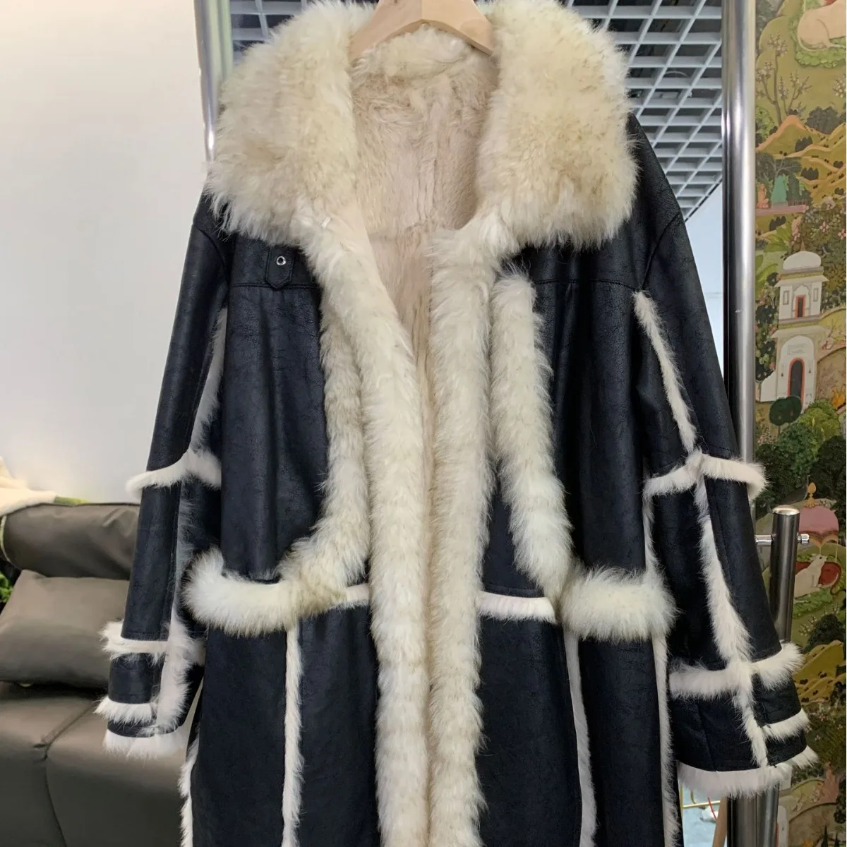 

New rabbit fur is integrated with a large long model to keep warm and thin plus size women