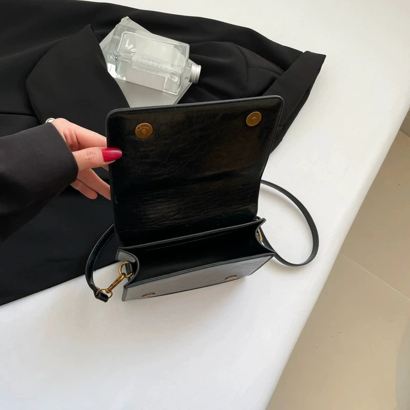 حقائب كروس من جلد البولي يوريثان بلون سادة للنساء مصممة جديدة حقيبة كتف صغيرة تحت الإبط حقائب يد ومحافظ للإبط