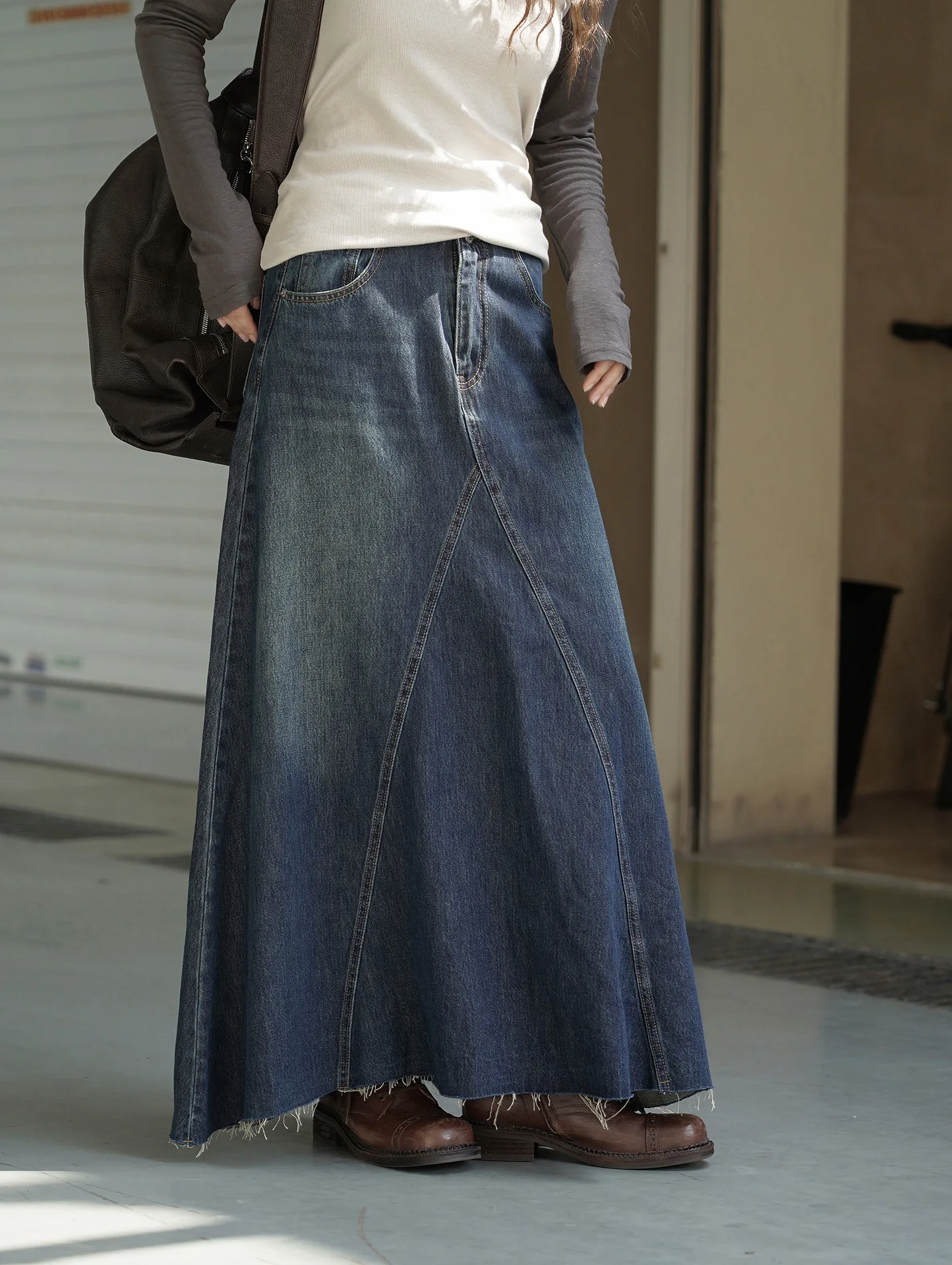 تنورة من قماش الدنيم ذات خصر عالٍ ومخيط ومهدب قليلاً، تنورة طويلة كاجوال للنساء