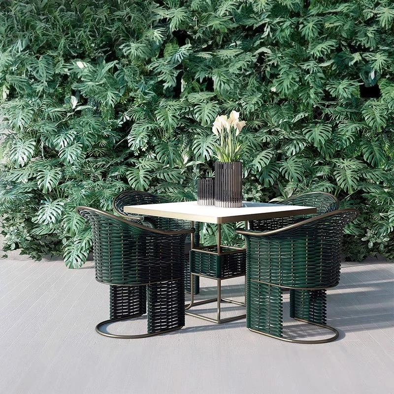 مجموعة طاولة وكرسي من الروطان في الفناء الخارجي، شرفة كلاسيكية، شارع تجاري