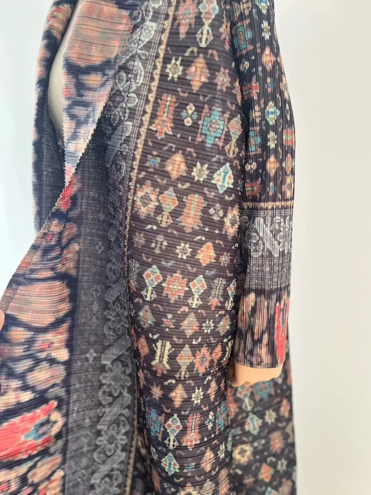 Miyake Pleated 2024 New Folded Collar Long Sleeved Retro Printed Dress Belt for Women Dubai Designer Original Fashion Loose Coat