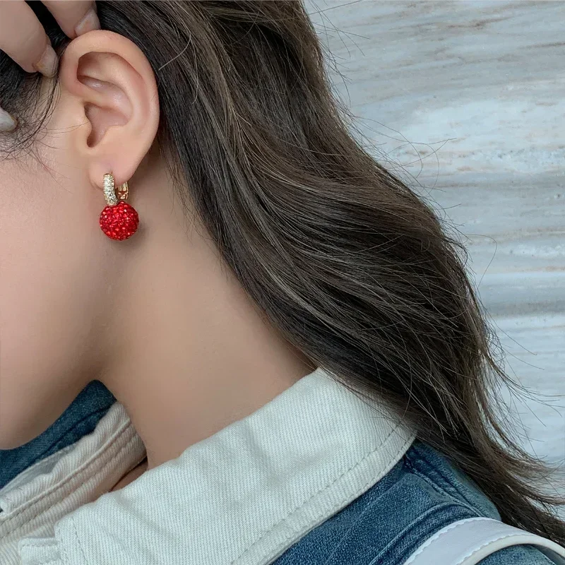 Die neuen Modeschmuck voller Strass rote Kugel Ohrringe Herbst und Winter Mode koreanische Temperament Ohrringe für Frauen