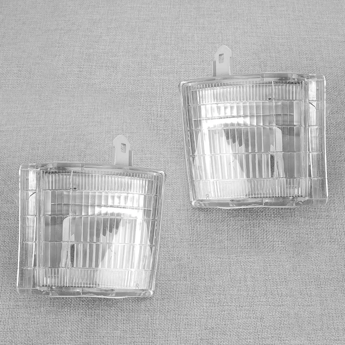 

Комплект из 2-х передних боковых угловых фонарей (корпусов) для Mitsubishi Fuso FE FG 1995-2004 годов выпуска