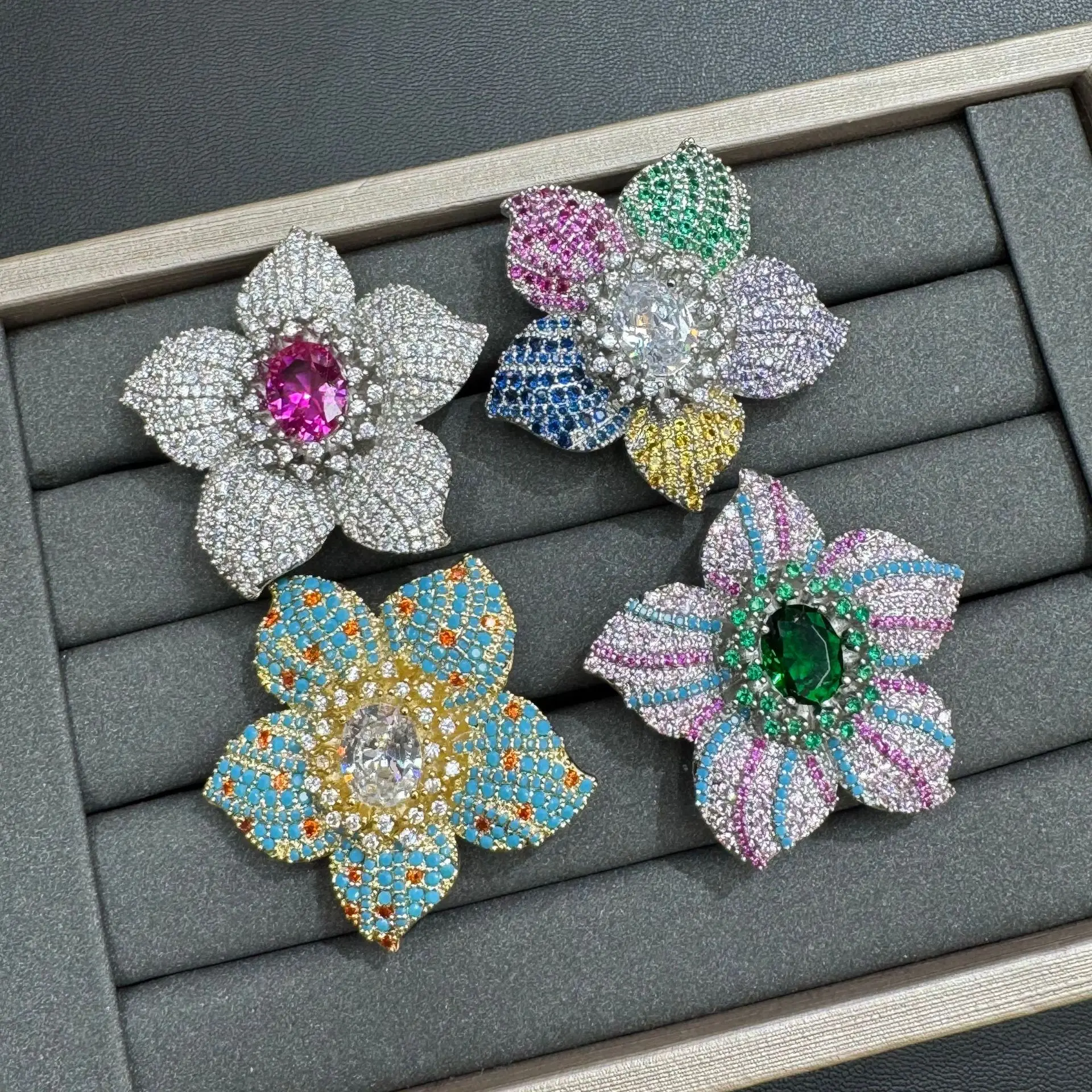 

Модный, легкий, роскошный, изысканный, с микроинкрустацией, многослойный циркониевый красный гранит, классическое кольцо цвета циркона, стильное и модное.