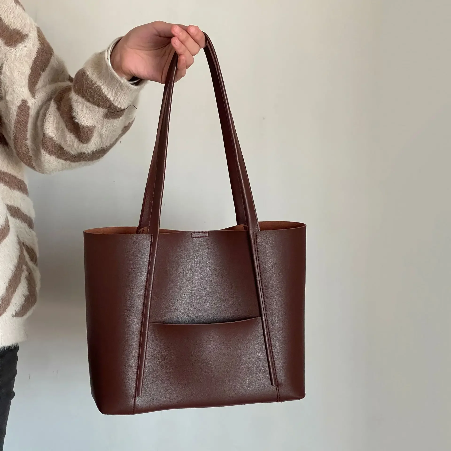 Stylish and Functional Top-Handle Bag with Generous Capacity for Casual and Shoulder Carrying