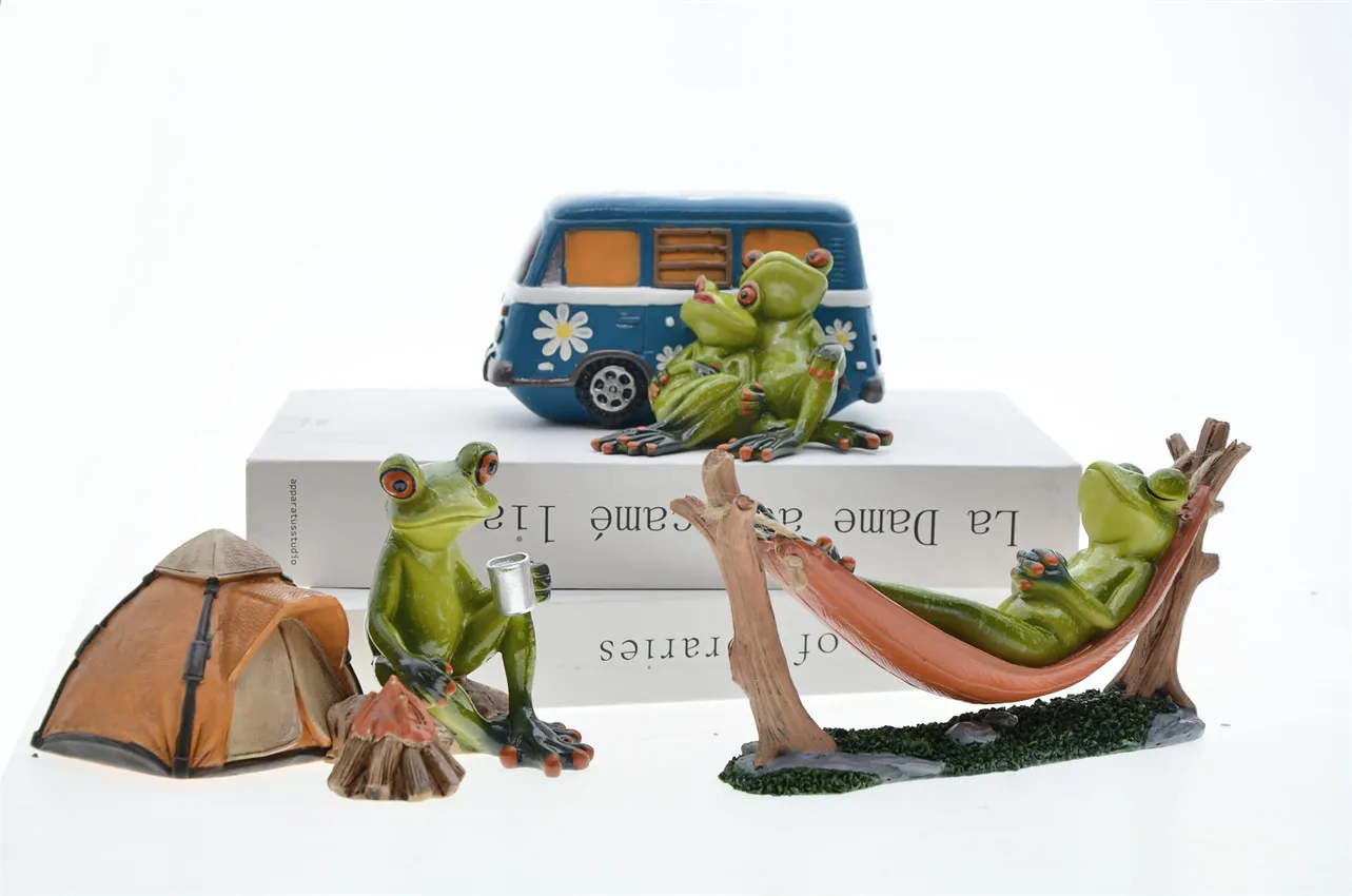Creative Couple Frog Statue Outdoors Camping Frog Figurine Personalized Home Interior Desktop Decoration Resin Animal Sculpture