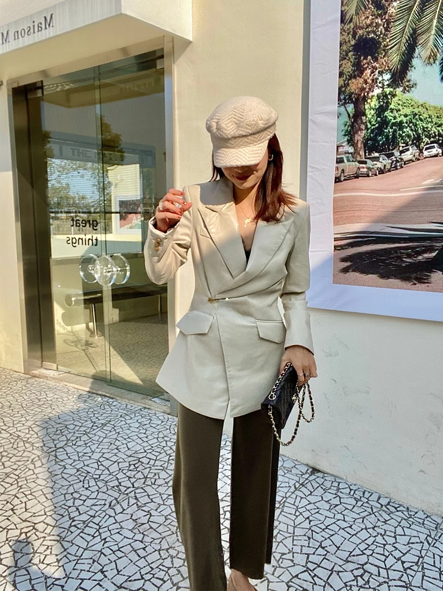 

Elegant White Pleated Design Plant Protein Eco-Leather Waist-Cinching Suit Jacket Ley22 Spring Fashionable Commute Style