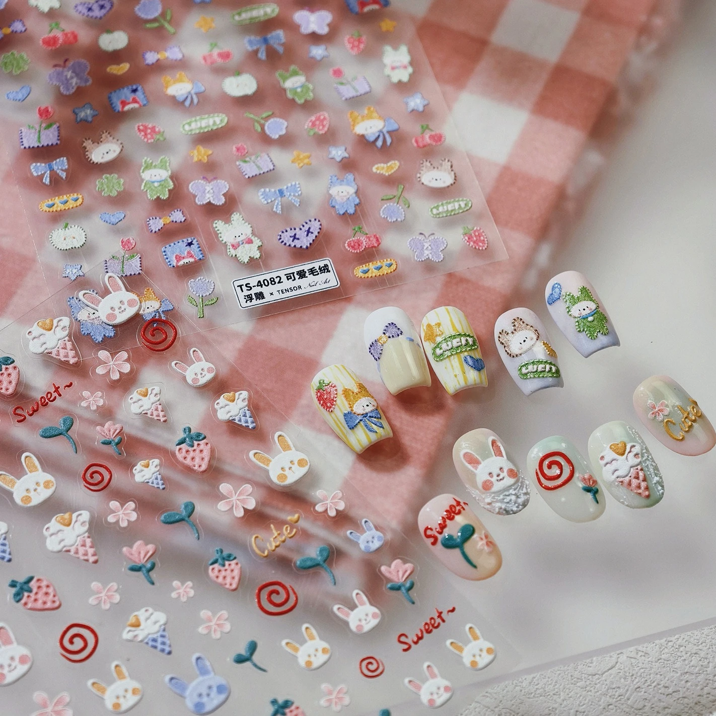 Urocze filcowe naklejki na paznokcie z króliczkiem, jabłkiem, koniczyną, gwiazdą, sercem, truskawką, kwiatem, futrzaną wiśnią, kokardką i motylem do manicure.