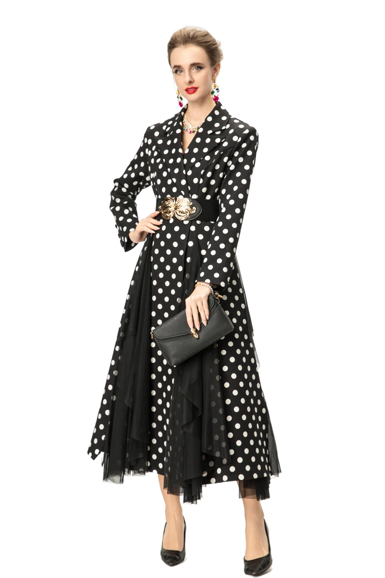 Squisito abito lungo a pois bianco e nero con cintura con fibbia dorata, gonna in tulle a strati e abito da ballo con colletto a bavero
