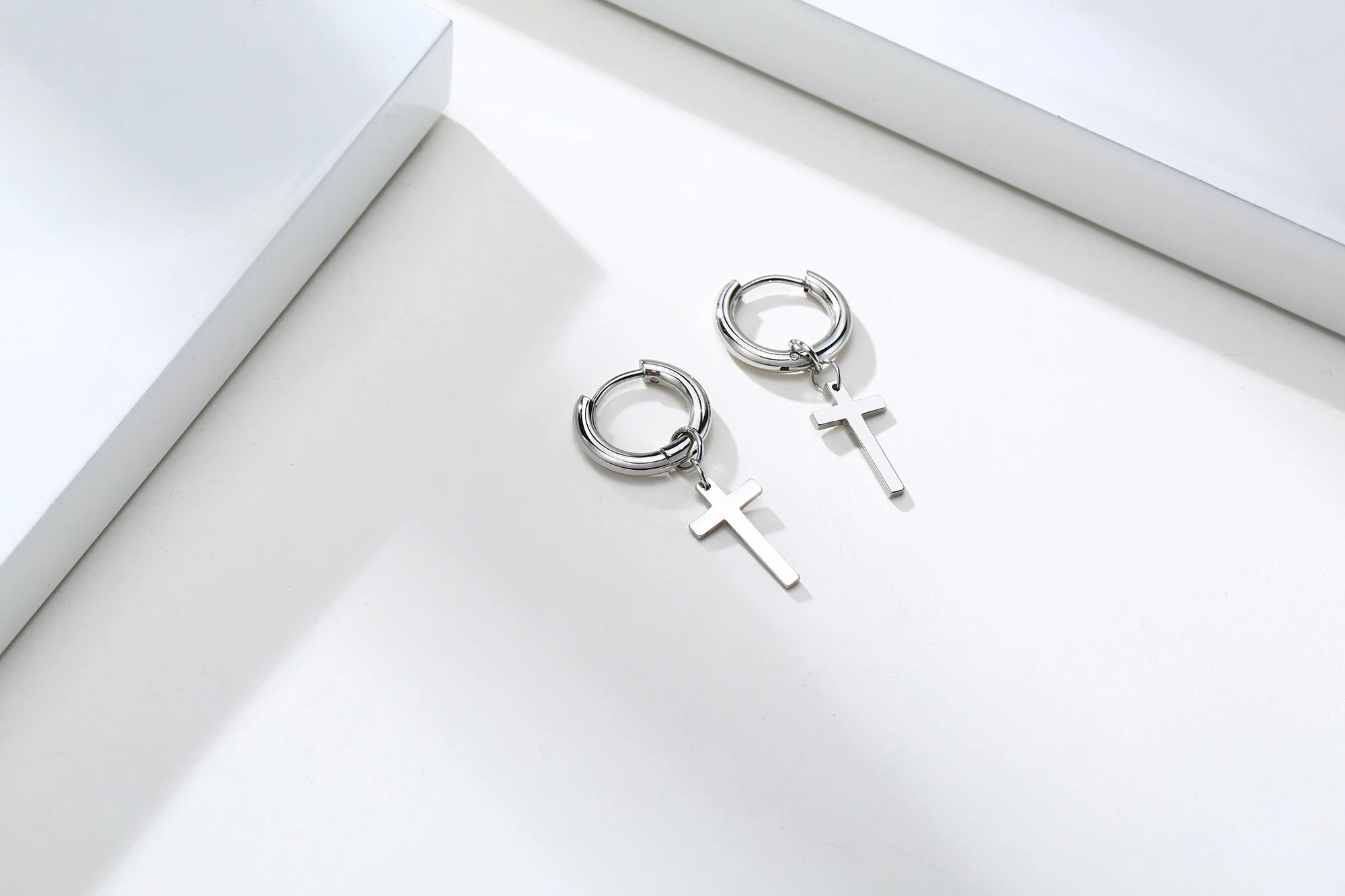 Edelstahl-Ohrring mit Kreuz-Charm für Jungs- und Herrenschmuck – Detail 3