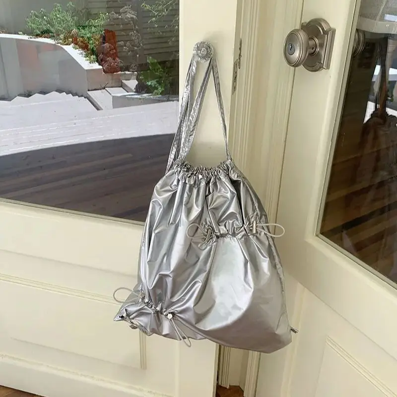 Koreanische Nische Design Kordel zug Plissee Silber Rucksack für Frauen pendeln vielseitige lässige kleine Rucksack