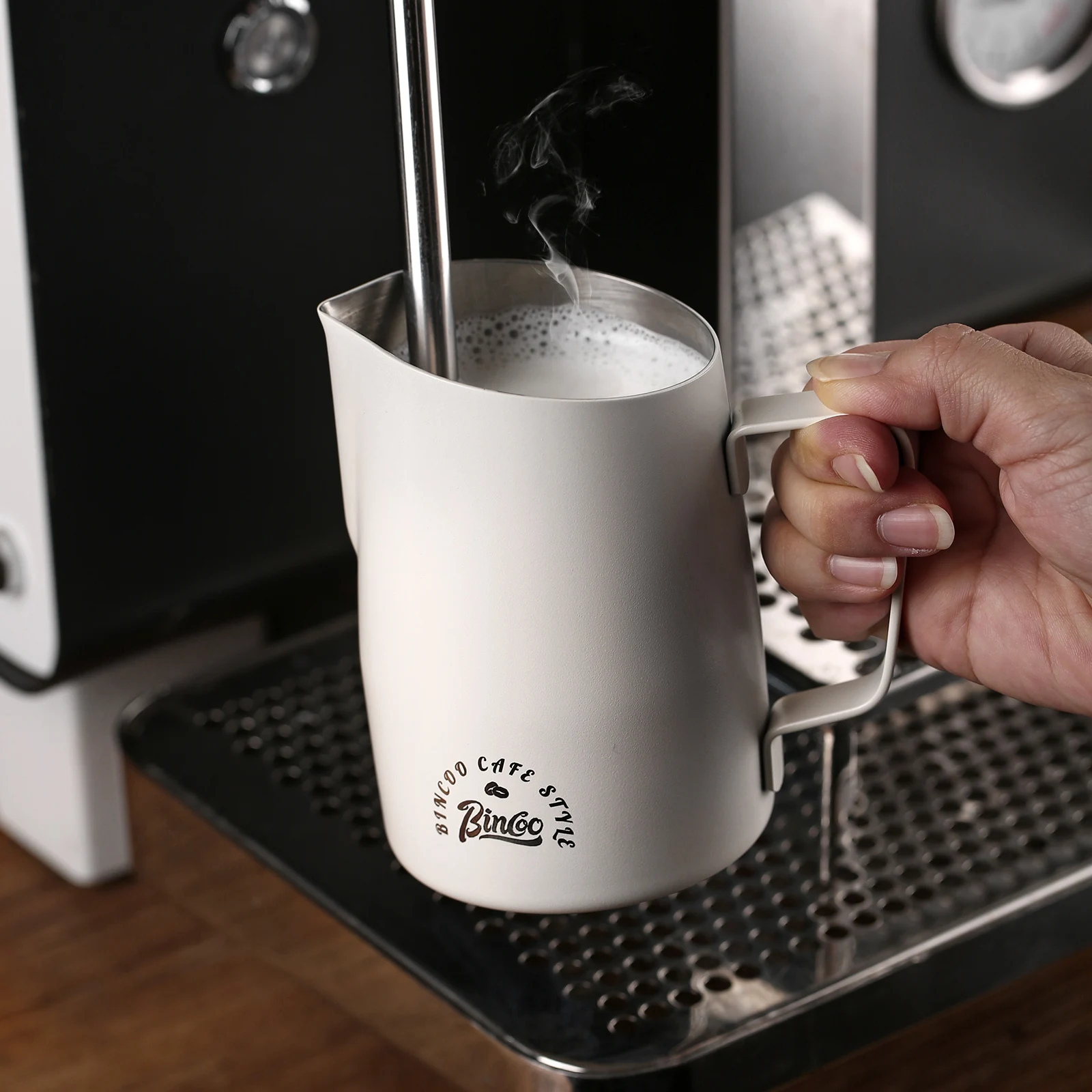 

Bincoo 520ML Milk Frothing Pitcher, 304 Stainless Steel Angled Spout, Narrow Body for Perfect Latte Art, Barista Essential Tool
