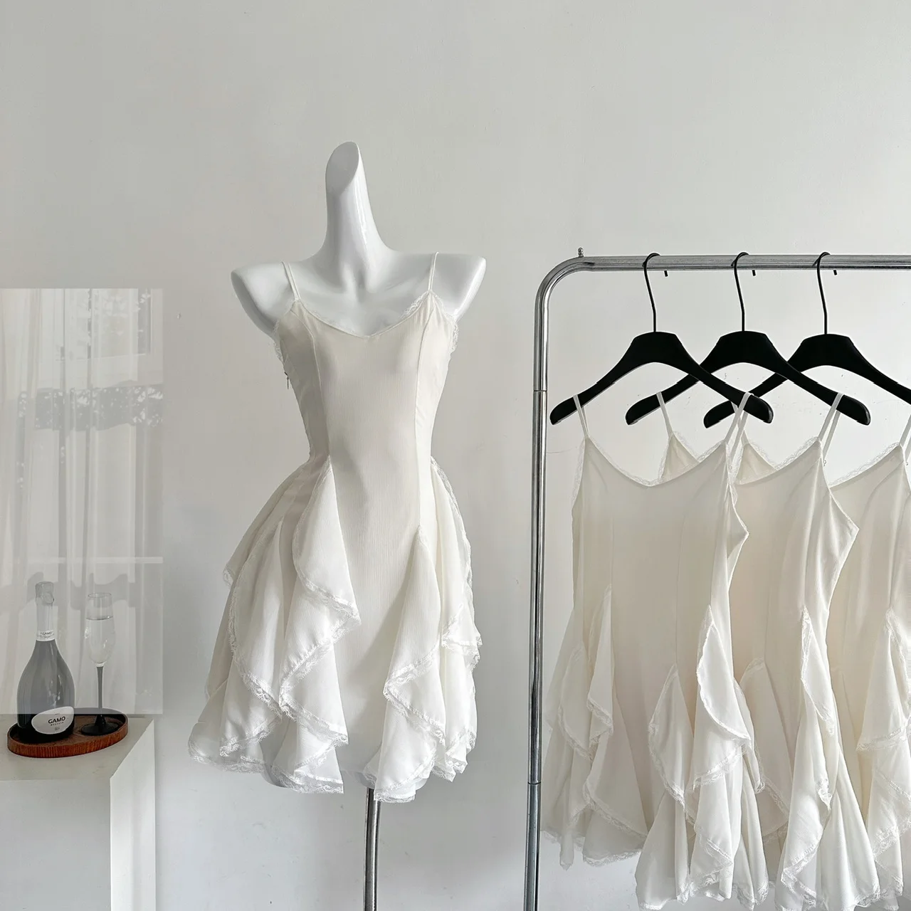 Frauen Sommer Sexy Strap Unregelmäßige Rüschen Mini Kleid Dame Streetwear Urlaub Ärmel Einfarbig EINE Linie Kurzes Kleid