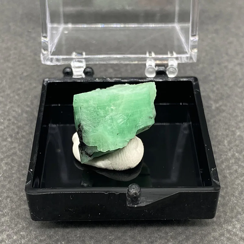 100%  Natural Emerald Mineral Specimens Stones and Crystals Healing Crystal   +Box size:35*35*35 mm
