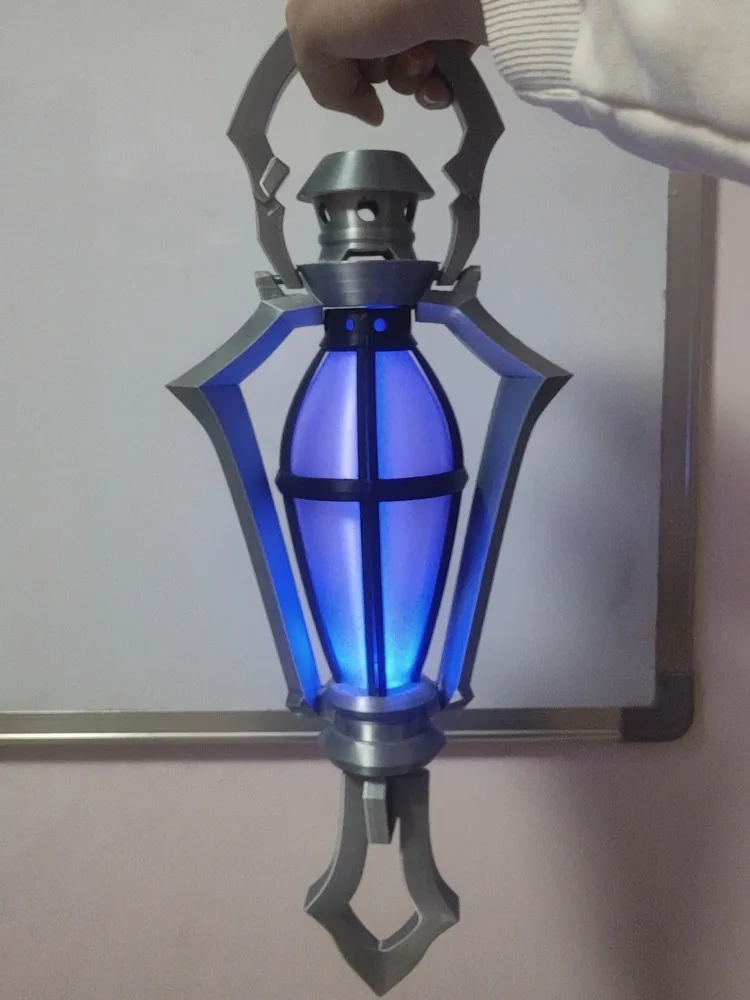 โคมไฟพกพาสไตล์เรโทรจากเกม Genshin Impact รุ่น Flins Lantern Bearer พร้อมไฟ LED วินเทจ สำหรับตกแต่งคริสต์มาส ฮาโลวีน และคอสเพลย์