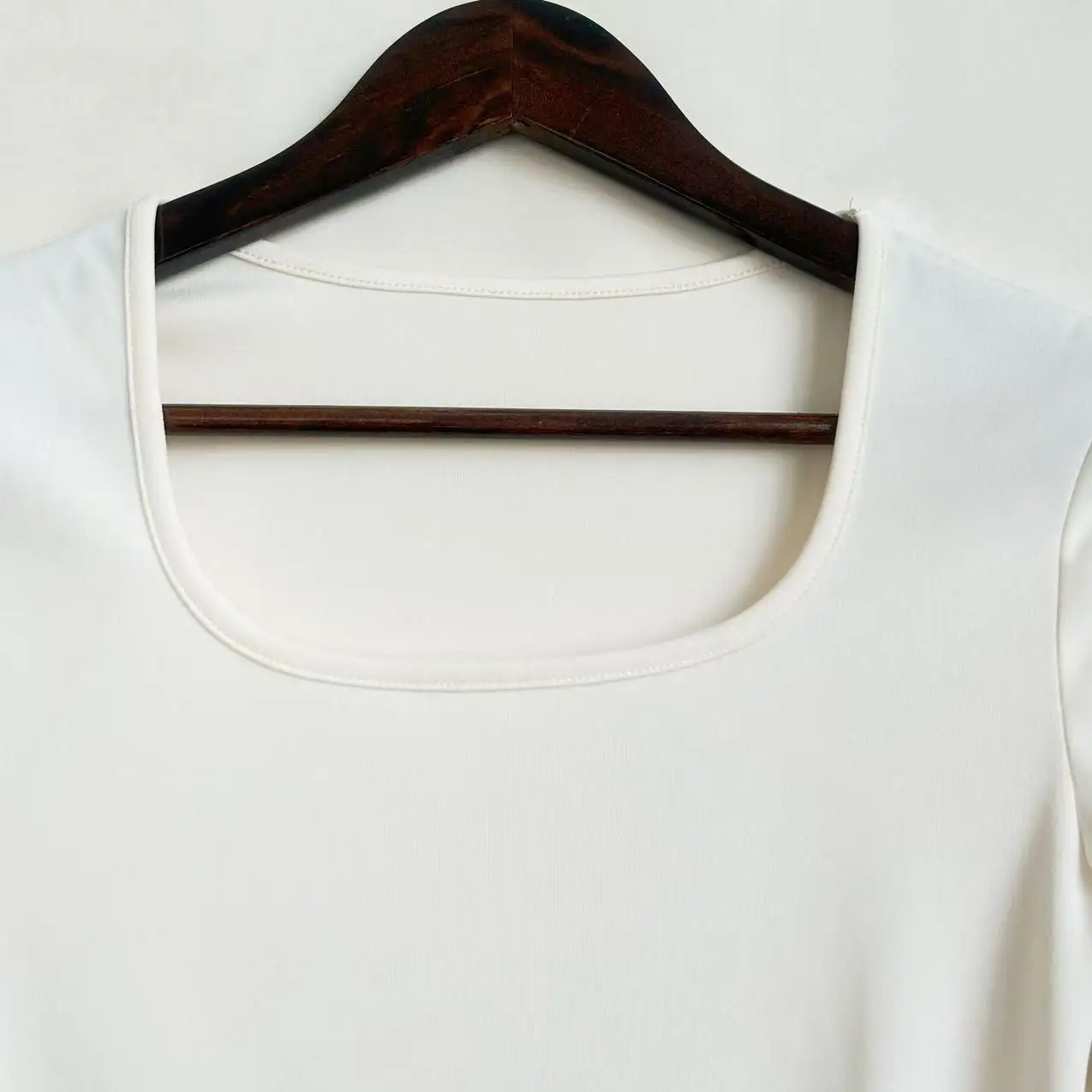 Cseta de Manga Longa Slim Fit Branca Pura com Gola Quadrada, Estilo Novo para Primavera e Outono, Csa Base de Gola Baixa